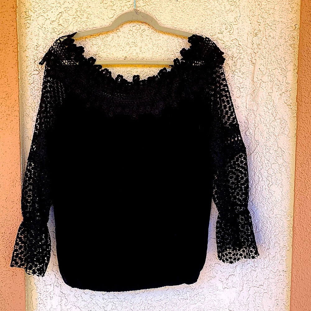 Colleen Lopez designer top. Beautiful lace appliqué. Wear off shoulder.
